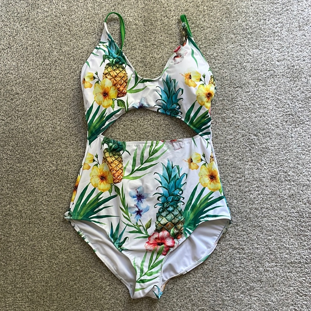 Cute tropical 1-piece with cutout